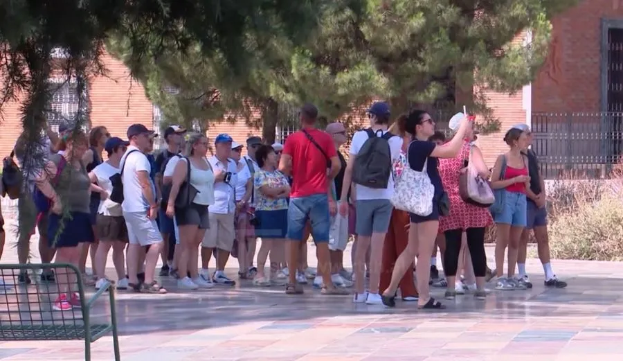 INSTAT  Italianët mbizotërojnë turizmin në Shqipëri  pasojnë Kosova me 11   Gjermania 10   Franca 9  Në mesin e sezonit veror  Shqipëria mbetet një nga destinacionet e preferuara nga shumë turistë të huaj  Edhe në këto ditë të nxehta korriku    