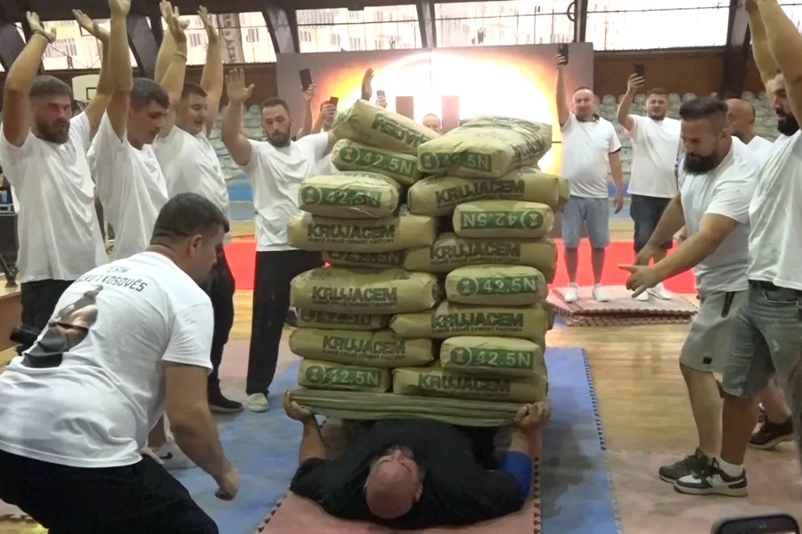 Kosova në Guinness  Bujar Muli theu rekordin botëror  mbajti mbi trup 2000 kilogramë  Sportisti kosovar  Bujar Muli  arriti të shkruajë histori  duke thyer rekord botëror në kuadër të Guinness World Records  pasi mbajti mbi trup 2000 kilogramë    