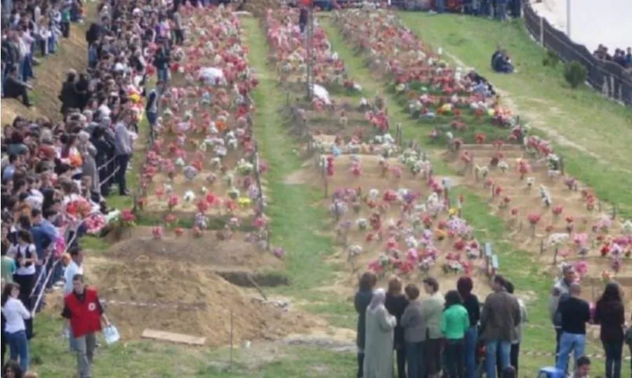 28 vjet nga masakra e Rahovecit Më 19 korrik të vitit 1998  si pasojë e një sulmi të forcave serbe  në Rahovec shumë shqiptarë u vranë e u plagosën  Në Tehqen e Sheh Myhedinit në Rahovec u masakruan shumë gra  fëmijë dhe pleq që kishin kërkuar   