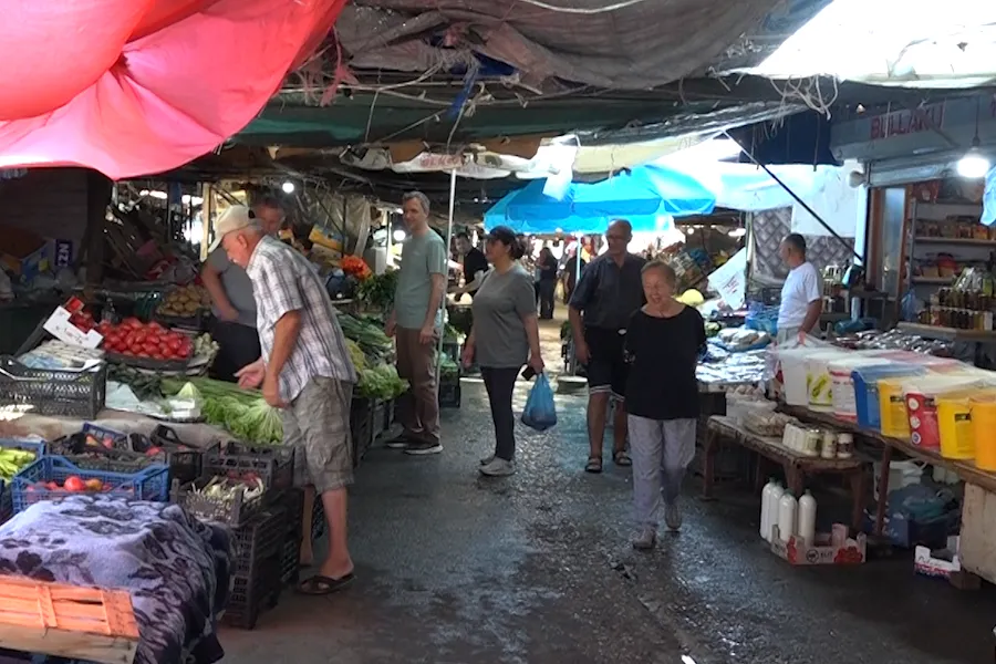 Çfarë fshihet pas frutave dhe perimeve që blejmë çdo ditë  Çdo ditë në tryezat e qytetarëve përfundojnë fruta dhe perime  të cilat konsiderohen ndër ushqimet më të rëndësishme për një jetë të shëndetshme  Por  përtej pamjes së tyre të freskët dhe   