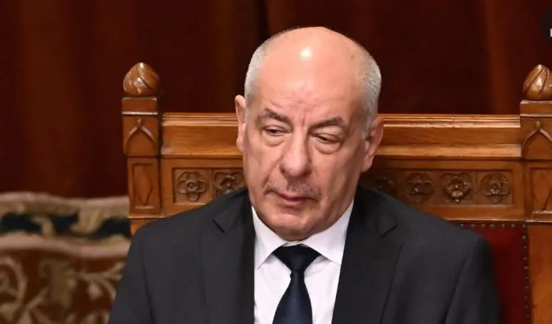 Presidenti i Hungarisë jep dorëheqjen pas amendamentit kushtetues Presidenti i Hungarisë  Tamás Sulyok  ka pranuar të largohet nga detyra pas miratimit të një amendamenti kushtetues që i jep fund menjëherë mandatit të tij Amendamenti  i miratuar   
