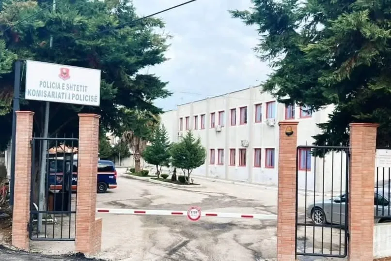 Arrestohet  bosi  e katër punëtorë të një hoteli në Golem  mbajtën peng inspektorët e tatimeve Pesë persona janë arrestuar nga policia shqiptare në Golem  përfshirë administratorin e një resorti  hoteli  në këtë vend  si të dyshuar se kanë   