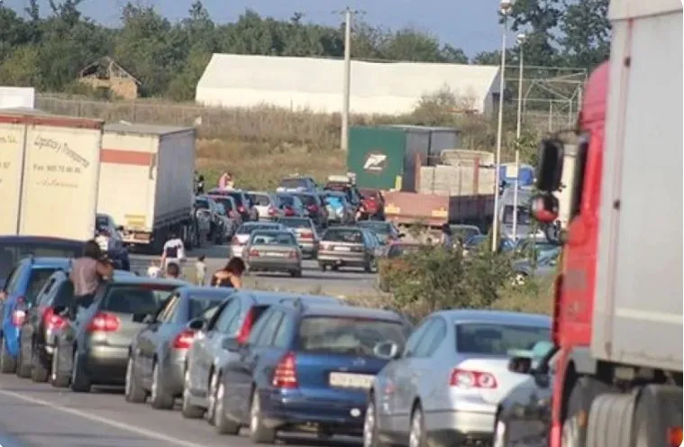 Te Dheu i Bardhë deri në 50 minuta pritje për hyrje në Kosovë  në Merdarë vetëm 10 deri 15 Në pikën kufitare Dheu i Bardhë me Serbinë po shënohen vonesat më të gjata për qytetarët që po hyjnë në Kosovë  këtë të diel Sipas të dhënave të Qendrës   
