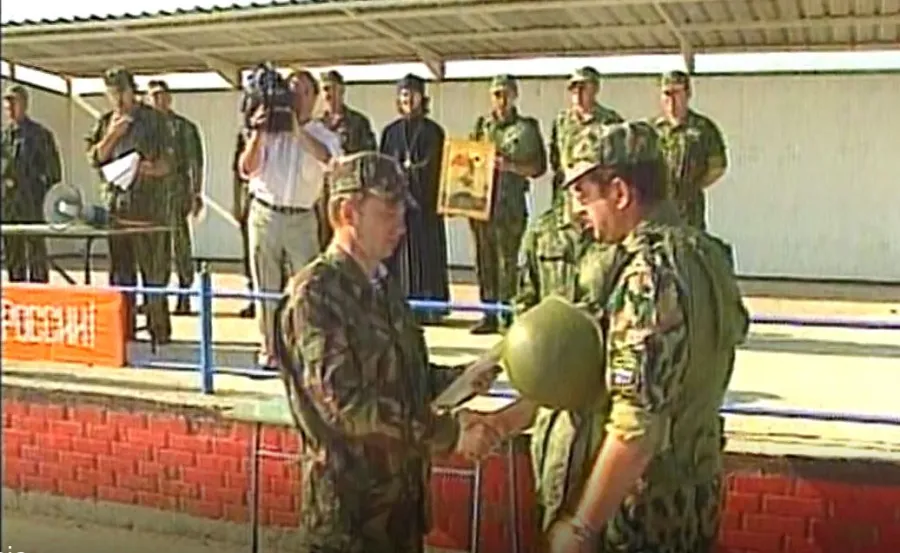 27 vjet më parë Rusia dekoroi  midis Kosovës  ushtarët e vetë që  pushtuan  aeroportin e Prishtinës Forcat e Armatosura të Rusisë kishin dekoruar  më 18 korrik 1999  23 ushtarë që morën pjesë në hyrjen kontroverse dhe të rrezikshme në Kosovë  një   
