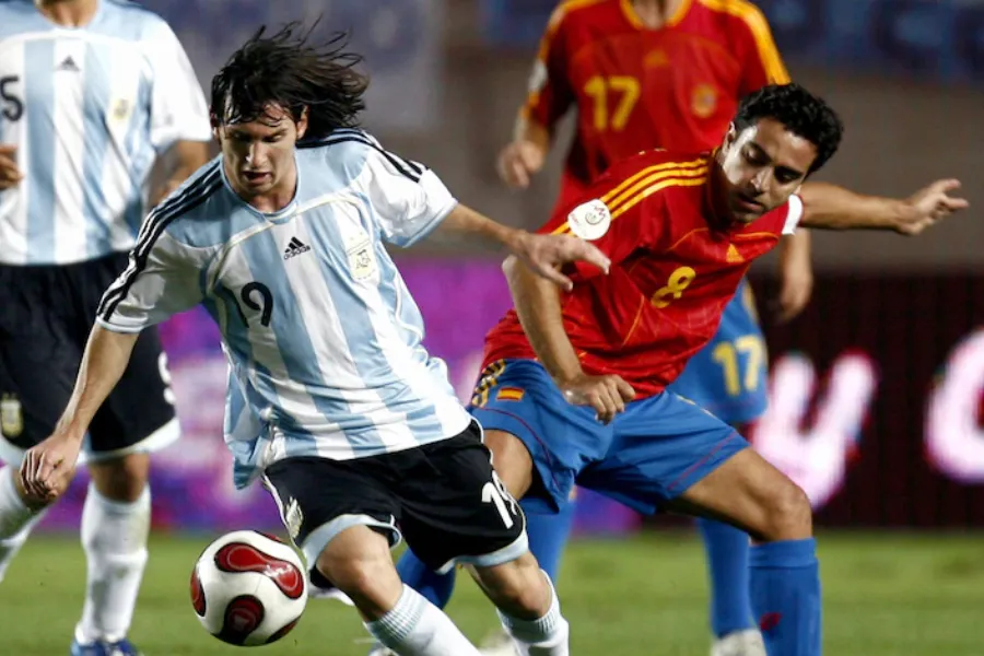 Po sikur Messi të kishte luajtur për Spanjën  Zgjedhja e vështirë e tij Para finales së Botërorit mes Argjentinës dhe Spanjës  një nga dilemat më të mëdha në historinë e futbollit është rikthyer në vëmendje Lionel Messi mund të kishte veshur   