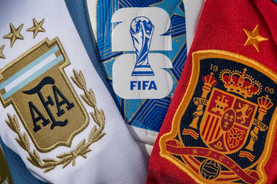 Formacionet zyrtare të finales   Spanjë   Argjentinë Në finalen historike të Kupës së Botës 2026 në MetLife Stadium  kampionia e Europës  Spanja  përballet me kampionen e Botës  Argjentinën  Spanja vjen si favorite me vetëm një gol të pësuar në   