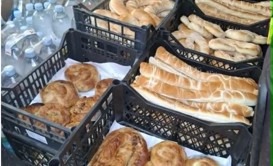 Ambasada e Kosovës në Kroaci shpërndan pako ushqimore bashkatdhetarëve në pikën kufitare  Me rastin e fluksit të shtuar të udhëtarëve gjatë sezonit veror  stafi i Ambasadës së Republikës së Kosovës në Republikën e Kroacisë ishte sot i pranishëm   