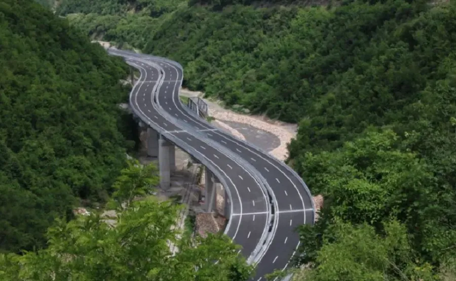 Kufizimet për kamionët në autoudhë vazhdojnë edhe nesër Ministria e Infrastrukturës dhe Transportit bën të ditur se  bazuar në parashikimin zyrtar të temperaturave për ditën e nesërme  do të zbatohet kufizimi i përkohshëm i qarkullimit për   