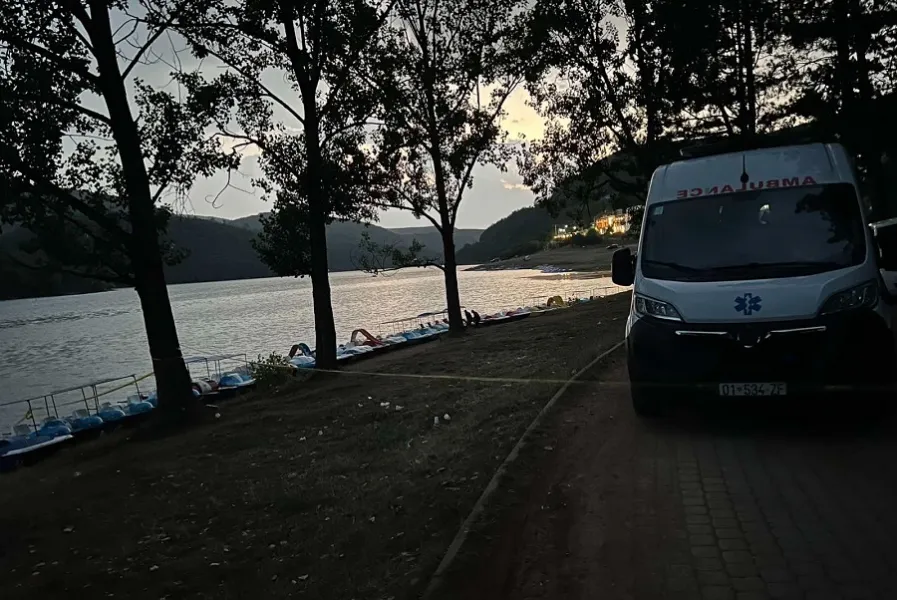 Dyshohet për një shtetas të huaj të zhdukur në liqenin e Batllavës Një ngjarje tragjike dyshohet të ketë ndodhur të dielën padite në liqenin e Batllavës  ku një person dyshohet se është mbytur në ujë KosovaPress mëson se  viktima dyshohet të jetë   