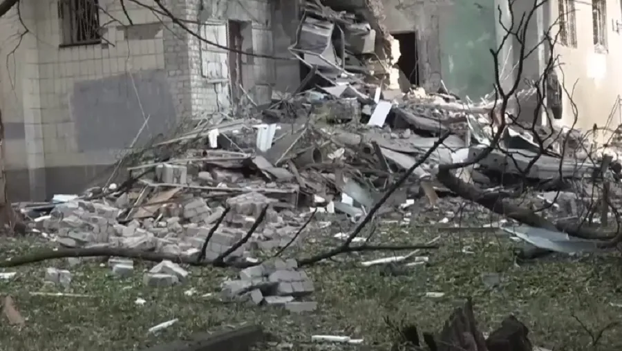 Rusia nis një sulm të madh me raketa balistike në qytetet ukrainase Rusia ka kryer një valë sulmesh me raketa balistike dhe dronë në Ukrainë  duke vrarë të paktën tetë persona dhe duke plagosur dhjetëra të tjerë  thonë zyrtarët Katër persona u   