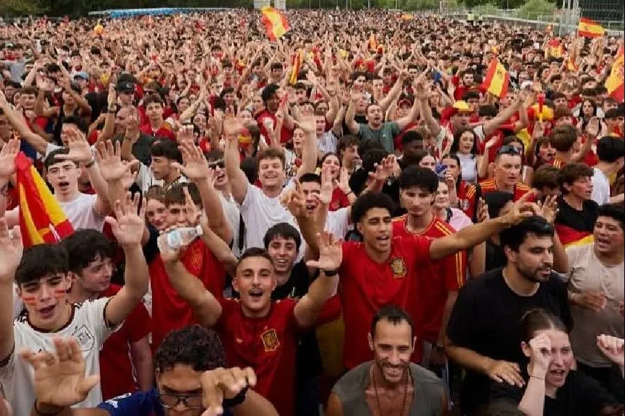 Madridi gati për festën e madhe  mbi 60 mijë tifozë presin kampionët e botës Spanja do ta festojë sot në Madrid triumfin në Kupën e Botës 2026  me mijëra tifozë që pritet t i bashkohen ekipit kombëtar në një ceremoni të madhe në sheshin  Plaza   