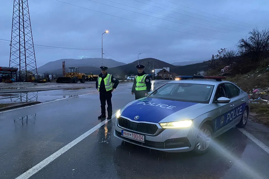 Kontrabandë me mallra në Zubin Potok  arrestohet i dyshuari Policia e Kosovës ka arrestuar një person në Zubin Potok  i cili dyshohet për kontrabandë me mallra Sipas njoftimit  i dyshuari po drejtonte një automjet me targa të Serbisë dhe nuk iu   