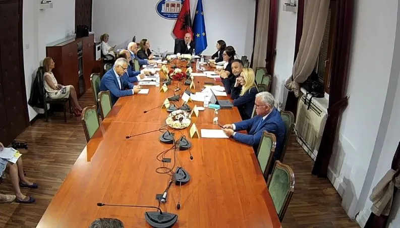  Spastrimi etnik i Kosovës  dhe Paunoviq trazojnë Kuvendin e Shqipërisë Ministrja serbe për administratë publike  Snezhana Paunoviq dhe deklaratat e saj për spastrimin etnik të Kosovës  më 1998  kanë  hallakatur  punimet e Komisionit për Punë të   