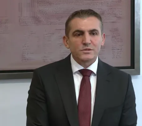 Kryeprokurori Gashi prezanton prioritetet  Luftë e pakompromis kundër korrupsionit dhe krimit të organizuar Kryeprokurori i Shtetit  Zejnullah Gashi  ka prezantuar prioritetet e mandatit të tij  duke premtuar reforma që synojnë forcimin e   