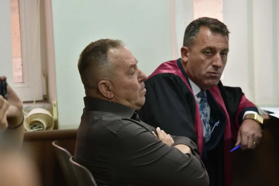 Gucati në gjykatë në Drenas  pasi u kërcënua nga një person në Facebook Në Gjykatën Themelore në Drenas ka nisur seanca gjyqësore ndaj Eqrem Avdullahut nga Rahoveci  cili akuzohet për veprën penale  kanosje   raporton KosovaPress Sipas   