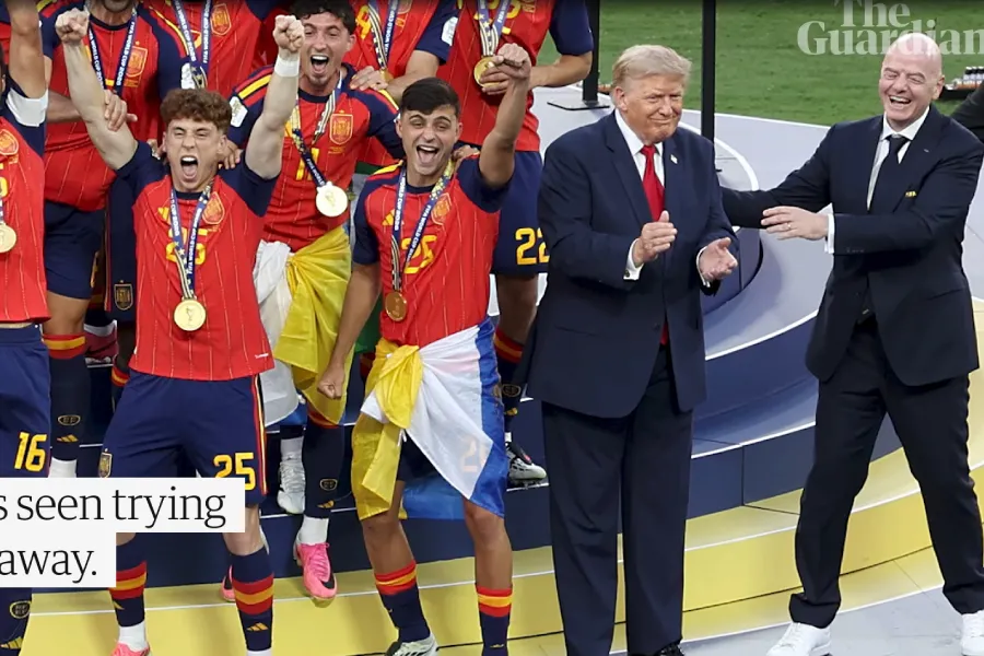 Trump dhe Infantino priten me fishkëllima në finalen e Botërorit Presidenti i Shteteve të Bashkuara  Donald Trump  dhe presidenti i FIFA s  Gianni Infantino  u pritën me fishkëllima nga një pjesë e tifozëve gjatë ceremonisë së ndarjes së trofeut   