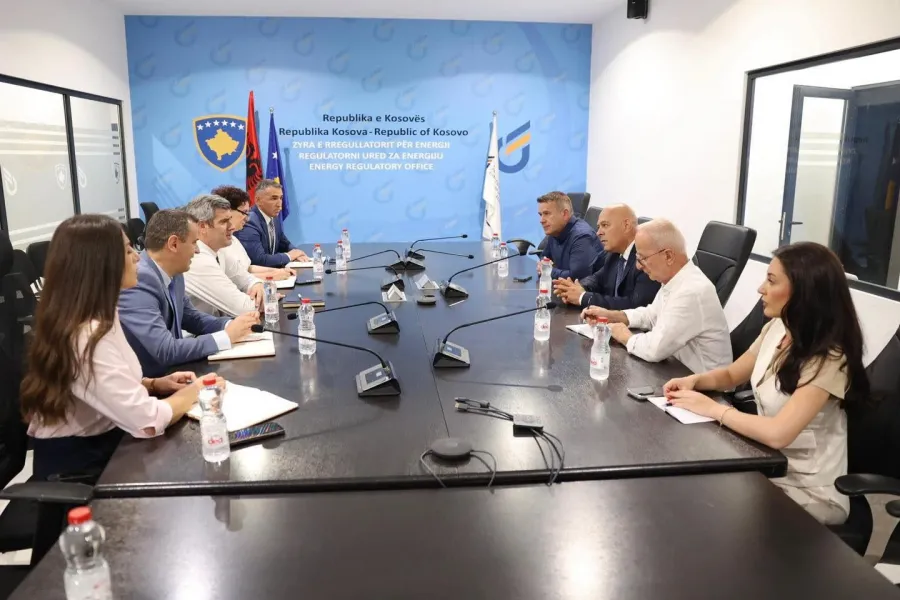 Gjini në ZRRE  Gazsjellësi dhe termocentrali janë kyç për sigurinë energjetike të Kosovës Kryetari i Aleancës  Ardian Gjini  së bashku me bashkëpunëtorë  zhvilloi sot një takim pune me Kryesuesin e Bordit të Zyrës së Rregullatorit për Energji   