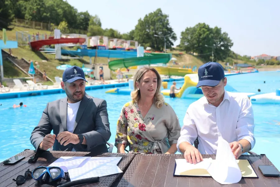 Nis projekti  Not për çdo nxënës   Pishina e Gërmisë hap dyert falas për fëmijët e Prishtinës Në kuadër të përpjekjeve për masovizimin e aktiviteteve fizike dhe rritjen e sigurisë së fëmijëve në ujë  Komuna e Prishtinës ka nisur zyrtarisht   