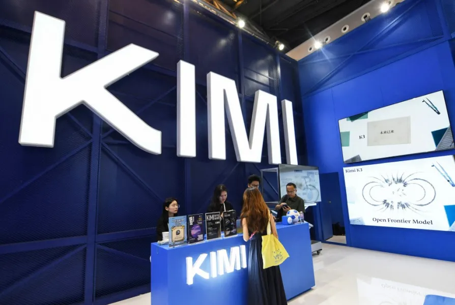 Kërkesa e madhe detyron modelin kinez të AI së të ndalojë abonimet e reja Modeli i ri kinez i inteligjencës artificiale Kimi K3  ka pezulluar përkohësisht pranimin e abonimeve të reja  vetëm pak ditë pas lansimit  pasi kërkesa e lartë tejkaloi   