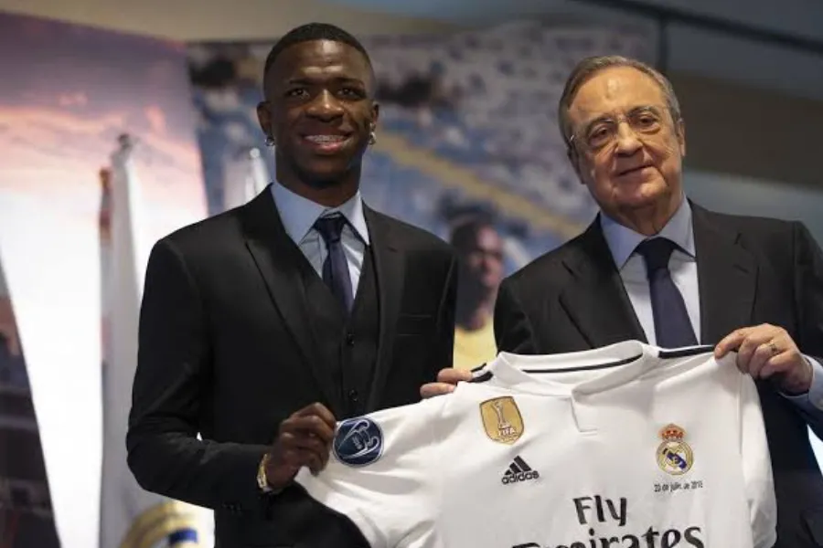 Çfarë do të ndodh me Vinicius  E ardhmja te Real Madrid në pikëpyetje E ardhmja e Vinicius Junior te Real Madrid ka hyrë në një fazë vendimtare  me klubin dhe lojtarin që kanë nisur bisedimet formale për rinovimin e kontratës Dhe në Madrid ka   
