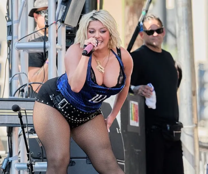 Bebe Rexha tërhoqi vëmendjen me paraqitjen provokuese në finalen e Kupës së Botës Këngëtarja me origjinë shqiptare  Bebe Rexha  ka tërhequr vëmendjen me paraqitjen e saj gjatë performancës në një festë të organizuar për finalen e Kupës së Botës   