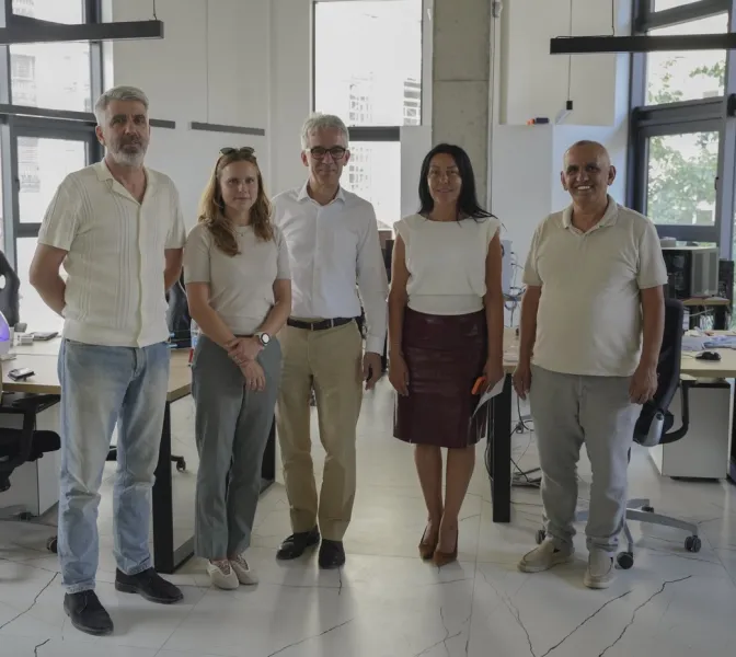 Ambasadori gjerman Rainer Rudolph viziton agjencinë e lajmeve KosovaPress Ambasadori i Gjermanisë në Kosovë  Rainer Rudolph  ka vizituar të hënën Agjencinë e Lajmeve KosovaPress  ku është pritur nga drejtuesit e saj dhe është njohur nga afër me   