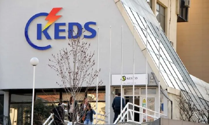 Moti i keq lë pa energji disa rajone KEDS ka njoftuar se kushtet e pafavorshme atmosferike kanë shkaktuar prishje në rrjetin elektrik  duke prekur furnizimin me energji elektrike në një numër rajonesh të Kosovës Sipas njoftimit  ekipet e   