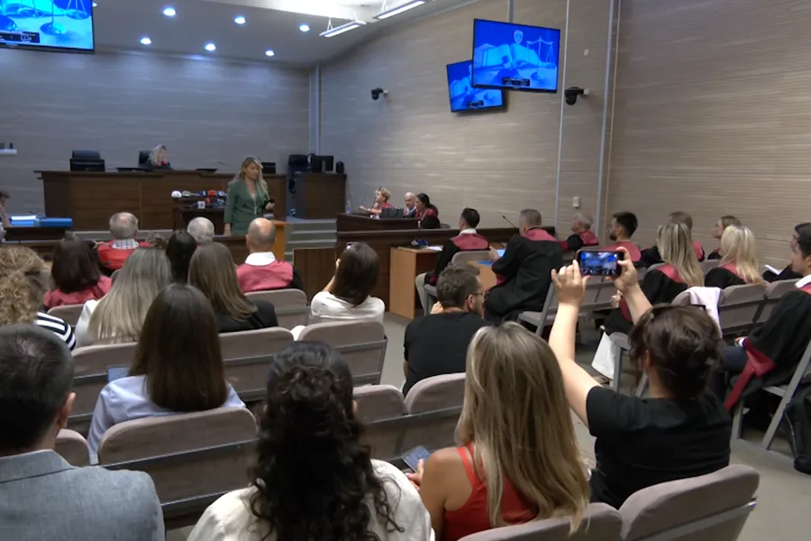 Ndërpritet seanca për Masakrën e Reçakut  mungesa e avokatëve bllokon procesin Seanca gjyqësore ndaj 21 të akuzuarve për krime luftë në Masakrën e Reçakut sot është ndërprerë në mungesë të kushteve ligjore Gjyqtarja e rastit  Violeta Namani Hajra   