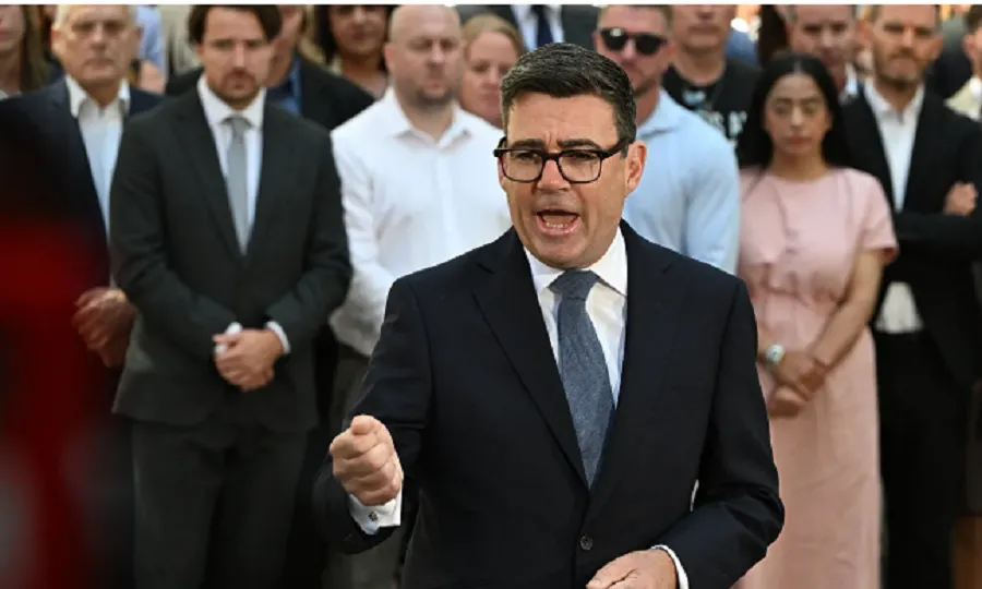 Andy Burnham bëhet kryeministri i ri i Britanisë  premton të rivendosë stabilitetin Andy Burnham mbajti një fjalim në Downing Street pak çaste pasi u konfirmua si kryeministri i ri i Mbretërisë së Bashkuar  duke folur për mbështetjen për   