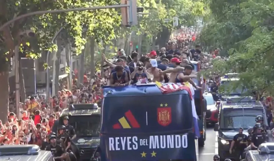 Më shumë se një milion tifozë mbushën rrugët e Madridit për të mirëpritur kampionët e botës Ekipi kombëtar i Spanjës shënon një ditë historike të festimeve të Kupës së Botës të hënën  Kampionët do të vizitojnë Madridin me një autobus të hapur   