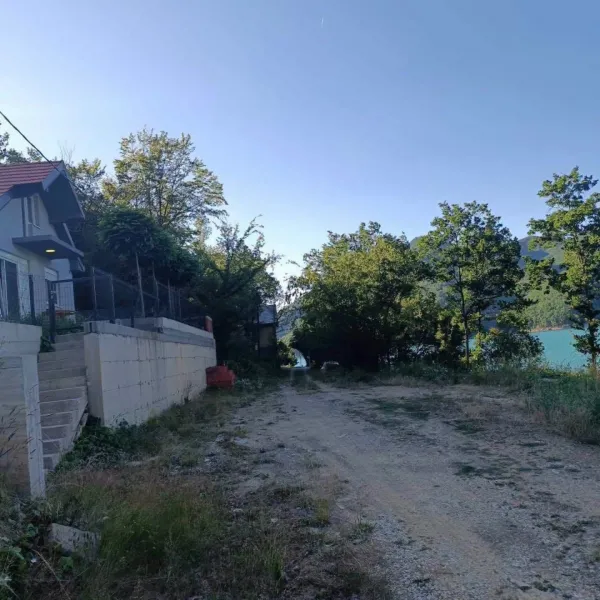 Ibër Lepenci me aksion  rrënimi  në Ujman  i liron pronat e veta që ishin uzurpuar qe 20 vjet Me kërkesë të ndërmarrjes Publike Hidroekonomike  Ibër Lepenc  në zonat përreth liqenit të Ujmanit është duke u zhvilluar një aksion për lirimin e disa   