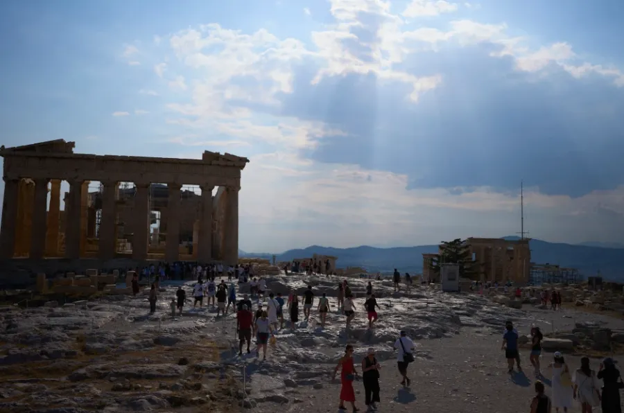 Burri ther dy turistë në Athinë Një burrë ka therur dhe plagosur dy turistë  një burrë dhe një grua  të martën në mëngjes pranë Akropolit të lashtë në Athinë  një prej atraksioneve kryesore turistike të Greqisë  njoftoi policia greke Viktimat   