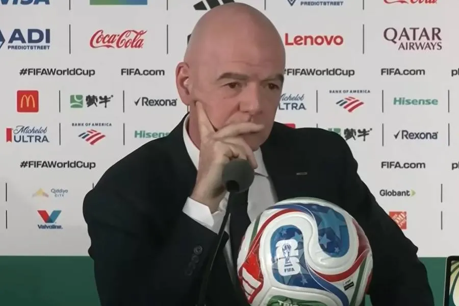 Infantino përshkoi 112 mijë kilometra me avion privat gjatë Kupës së Botës Presidenti i FIFA s  Gianni Infantino  përshkoi rreth 112 mijë kilometra  70 mijë milje  me një avion privat gjatë Kupës së Botës 2026  duke ndjekur nga afër 44 ndeshje në   