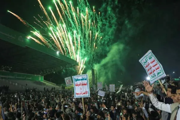 Dita 10 e sulmeve amerikane në Iran  ndërsa Teherani godet një cisternë në Hormuz Irani sulmoi një cisternë në ngushticën e Hormuzit të martën  duke detyruar ekuipazhin ta braktiste anijen  ndërsa SHBA ja kreu një tjetër valë sulmesh ajrore ndaj   