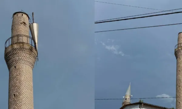 Era e fortë rrëzoi një pjesë të minares në Xhaminë në Plluzhinë të Skënderajt Si pasojë e erës së fortë në fshatin Plluzhinë të Skenderajt u dëmtua minarja e Xhamisë  siç shihet në fotografinë e publikuar Moti me rrebesh shiu dhe erë të fortë   