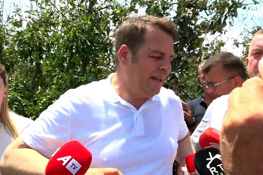 Muja premton rrjeta kundër breshrit dhe Qendër të Paralajmërimit të Hershëm për fermerët Ministri i Bujqësisë  Armend Muja  ka paralajmëruar zgjerimin e mbështetjes për vendosjen e rrjetave mbrojtëse kundër breshrit  skemën e sigurimeve bujqësore   