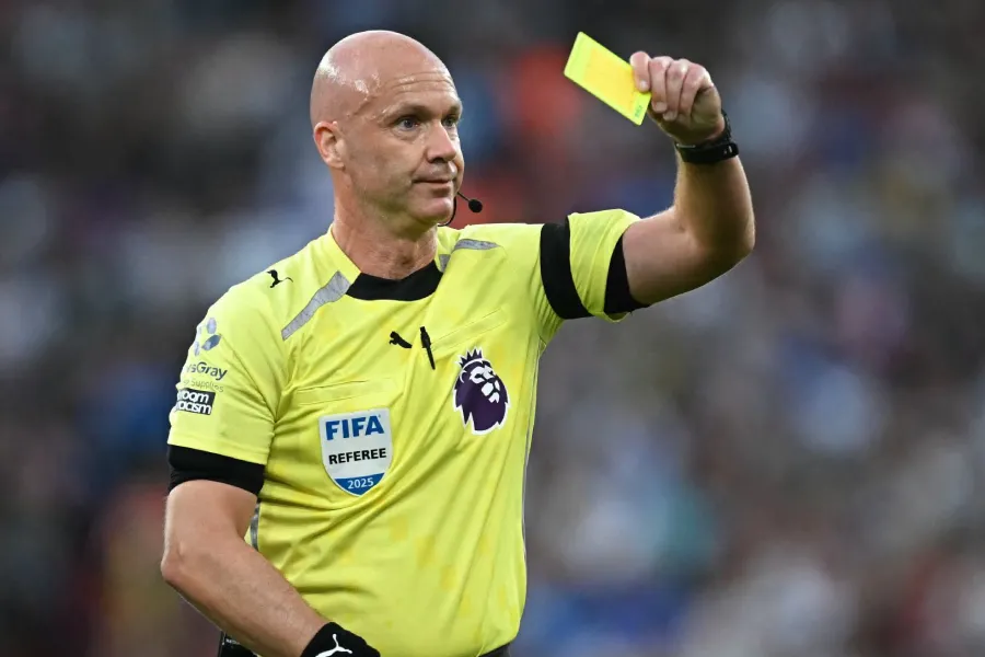 Referi Anthony Taylor  i FIFA s dhe Premier Ligës  pensionohet pas 20 vitesh Gjyqtari i njohur anglez Anthony Taylor ka njoftuar pensionimin pas 20 vitesh karrierë dhe 831 ndeshjeve të drejtuara Lajmi u konfirmua të martën nga faqja zyrtare e   