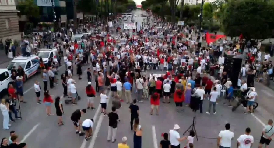 Protesta në Tiranë në ditën e 52 të  qytetarët para Kryeministrisë Protesta në Tiranë ka hyrë në ditën e 52 të radhazi  ku qytetarët janë mbledhur për të protestuar para godinës së Kryeministrisë Grumbullimi i qytetarëve ka nisur fillimisht në   