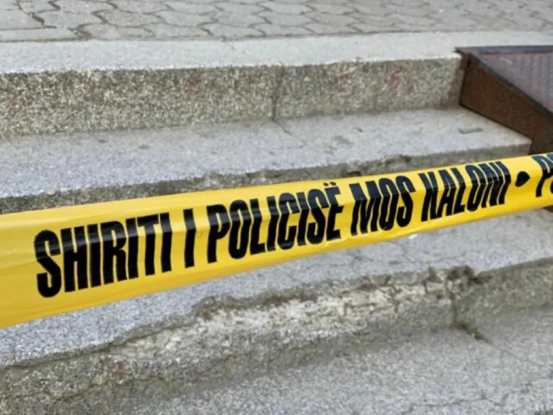 Një i vdekur në Pozheran të Vitisë  rrëshqiti në ballkonin e shtëpisë pas stuhisë Një 61 vjeçar ka mbetur i vdekur në Pozheran të Vitisë pasditën e së martës pasi rrëshqiti aksidentalisht në ballkonin e shtëpisë  që ishte lagur nga stuhia që   