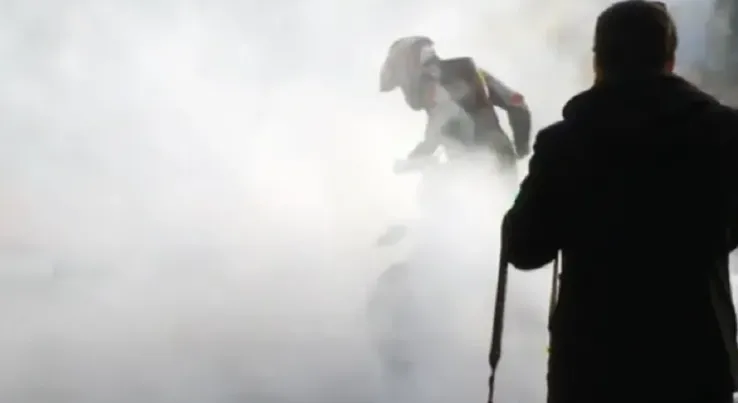 Gara e parë me motor para 132 vjetësh Gara e parë me motoçikleta u mbajt në Francë më 22 korrik 1894  midis qyteteve të Parisit dhe Rouen Shpejtësia maksimale e garës arriti në 25 kilometra në orë  Ishte një kohë kur kishte pak makina  dhe ata që   