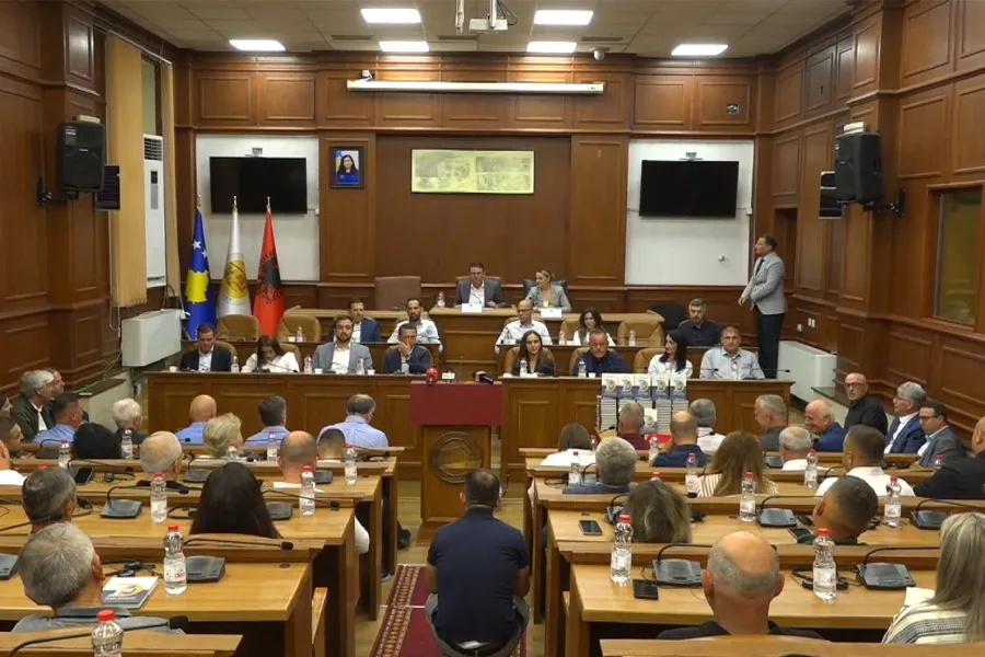 90 vjetori i lindjes  Prizreni e nderon Adem Demaçin me çmim e libër Figura dhe trashëgimia e veprimtarit Adem Demaçi u rikthyen në qendër të vëmendjes në 90 vjetorin e lindjes së tij  Me një mbledhje solemne  Komuna e Prizrenit e nderoi Demaçin   