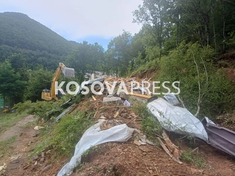 Ambasada gjermane kërkon ndërprerjen e rrënimit të objekteve në Ujman Ambasada e Gjermanisë në Prishtinë ka shprehur shqetësim të thellë për rrënimin e shtëpive pranë liqenit të Ujmanit  duke iu bashkuar shqetësimeve të ngritura më herët nga   