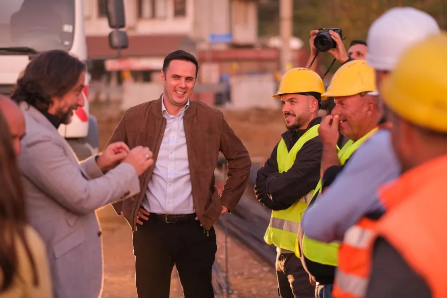 Rama  Shtëpia që rrëshqiti në Rrugën A është pa leje dhe në pronë komunale Kryetari i Prishtinës  Përparim Rama ka reaguar lidhur me rastin e rrëshqitjes së një shtëpie në Rrugën A  duke sqaruar se ajo është ndërtuar pa leje dhe ndodhet në pronë   