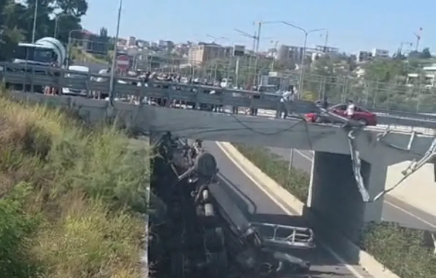 Aksident i rëndë në autostradën Tiranë Elbasan  betonierja bie nga lartësia Një aksident i rëndë është shënuar këtë pasdite në autostradën Tiranë Elbasan  në afërsi të qendrës tregtare TEG Sipas informacioneve të para  një betoniere dyshohet se   