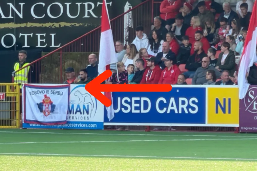 Klubi irlandez  Larne FC  reagon pasi shfaqet flamuri  Kosova është Serbi  në tribuna Klubi nga Irlanda e Veriut  Larne FC  ka reaguar zyrtarisht pas incidentit të mbrëmshëm në ndeshjen kualifikuese të UEFA Champions League kundër Crvena Zvezda   