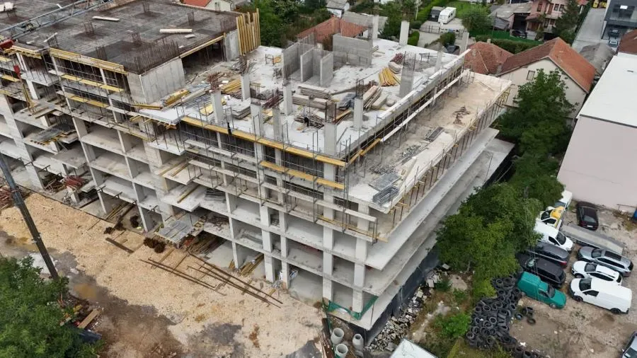 Inspektorati ndalon punimet në gjashtë kantiere ndërtimi  Rrezik për jetën dhe shëndetin e punëtorëve Inspektorati Qendror i Punës ka marrë vendim për ndalimin e menjëhershëm të punimeve në gjashtë kantiere ndërtimi  tri në Fushë Kosovë dhe tri   
