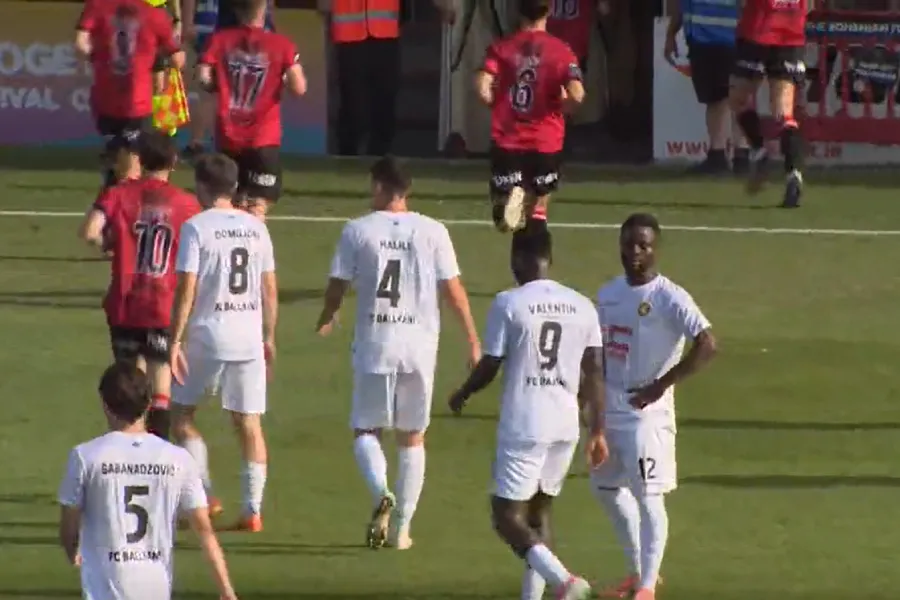 Ballkani mbyll pjesën e parë me avantazh në Irlandë Ballkani ka kaluar në epërsi 0 1 ndaj Bohemians në ndeshjen e parë të Cerekfinales kualifikuese të Conference League Vendimtar ishte momenti i minutës së 29 të  kur Toni Domgjoni u tregua i   