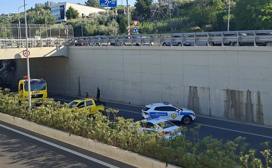 Rëndohet bilanci në aksidentin në autostradën Tiranë Elbasan  Dy të vdekur dhe një i lënduar Një aksident i rëndë ndodhi këtë pasdite në autostradën Tiranë Elbasan  në afërsi të qendrës tregtare TEG Një betoniere ka rënë nga lartësia pasi është   