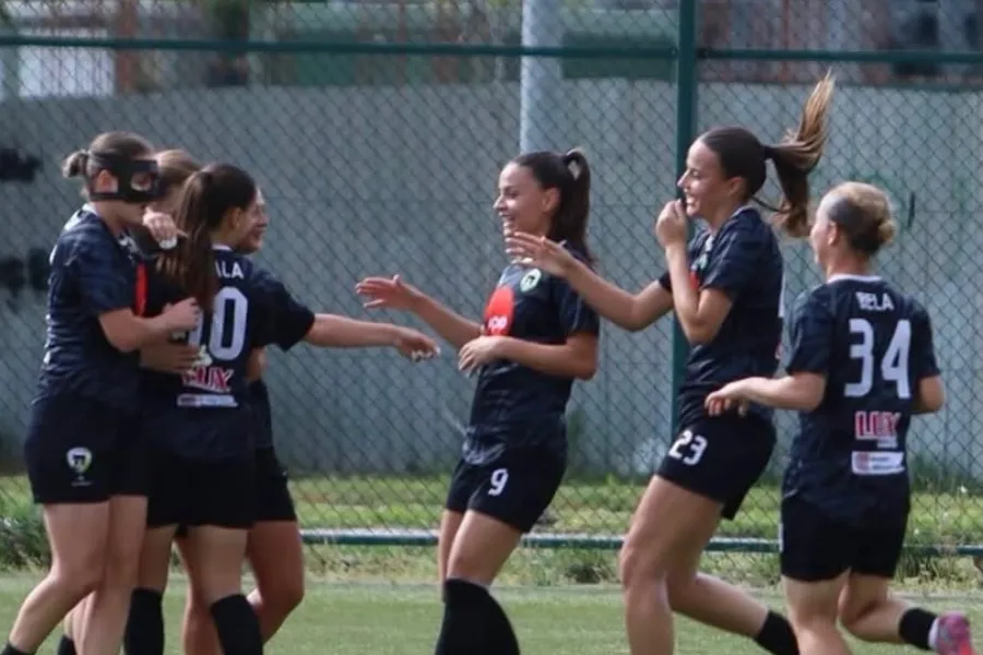 KFF Mitrovica e nis Ligën e Kampionëve me spektakël  10 0 ndaj Zimbru s KFF Mitrovica ka debutuar në mënyrën më bindëse të mundshme në edicionin e ri të UEFA Women s Champions League Kampionet e Kosovës shënuan fitore të thellë 10 0 ndaj skuadrës   