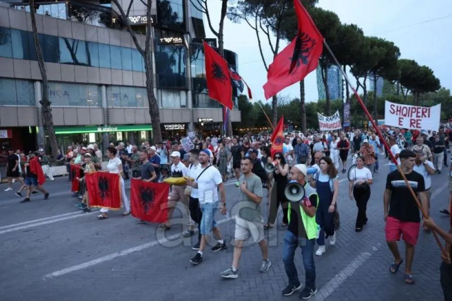 Qytetarët në ditën e 53 të të protestës kundër investimit në Zvërnec Protesta maratonë kundër investimit në Zvërnec ka hyrë sot në ditën e 53 të  ndërsa aktivistë të shoqërisë civile dhe qytetarë janë mbledhur fillimisht në sheshin  Skënderbej    